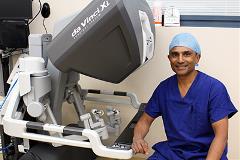 TSCPH Dr Tim Nathan with Da Vinci robot 301017_lowres